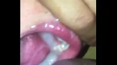 再生 ラテン系妻はおもちゃで始まり、口の中でチンポと精液を取得します