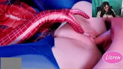 Oynat Lizren, Şili'den gelen büyük kalçalı amatör porno modeline tepki gösterdi