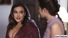 Abspielen Nadia Noja und Natasha Nice bei einer heißen Begegnung zwischen lesbischer MILF und Stieftochter mit rasierter Muschi