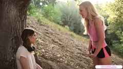 Reproducir La pequeña adolescente rubia Alexa Grace lame el coño afeitado de su vecina Kristen Scott en esta escena de porno lésbico duro