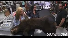 Redare Un sashay cu lăudare dobândește în interior o pisicuță strâmtă, de fapt, înregistrare video