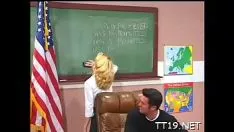 Jouer la salope non professionnelle à cornes obtient son bollix rasé et rasé jusqu'à vaincu et baisé