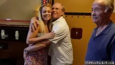 Reproducir ¡El muchacho de la juventud resuena la abertura vieja de la mujer noble y la edad al AE es la nada sino la llegada!