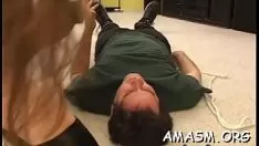Jouer Zaftig s. homme avec de gros seins fanny et vantant