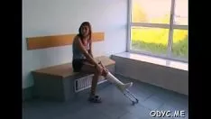 Jouer Vieux pervers frappe un adolescent