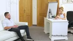Играть Худенькая блондинка федеральный агент трахает толстый член